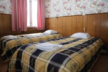 Фото номера Двухместный номер с 2 отдельными кроватями Отель Hotelli Iisalmen Seurahuone г. Ийсалми 4